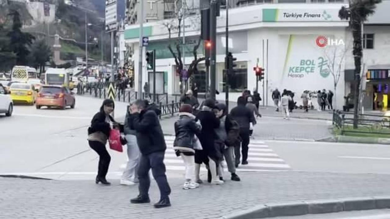 Bursa'da vatandaşlar fırtınada uçmamak için yerlere böyle yattılar!