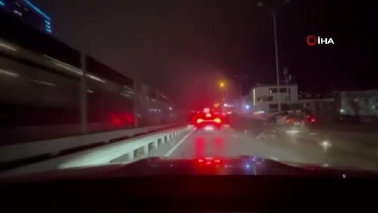 Direksiyon hakimiyetini kaybeden sürücü araçların üzerine uçtu