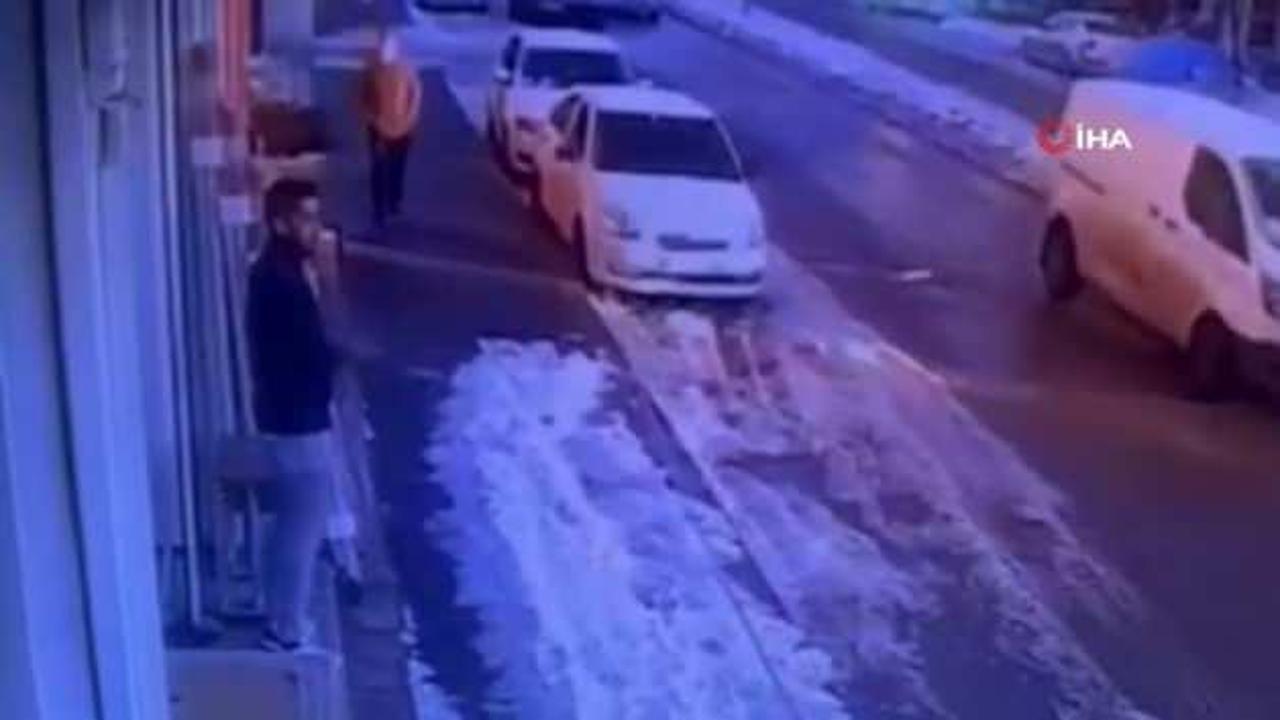 Gaziantep’te çatından düşen kar kütlesinden saniyelerle kurtuldu