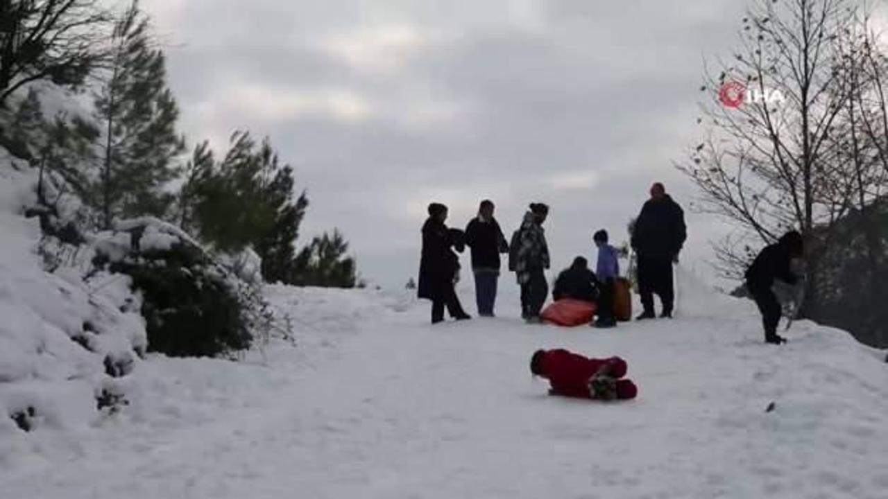 Kozan’da kar keyfi: Kardan adama sucuk ekmek ve şalgam ikram ettiler