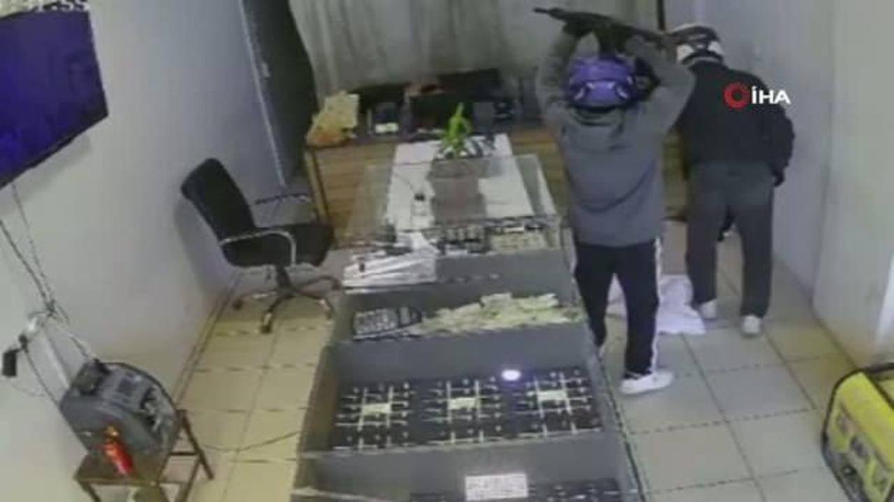 2 hırsızdan 3 dakikada 17 milyon liralık vurgun! Korku dolu anlar kamerada