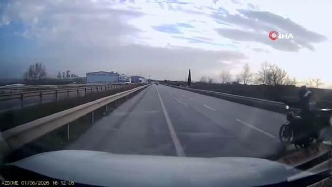 Arnavutköy'de yol verme tartışması kamerada: Kırmızı ışıkta aynayı kırdı