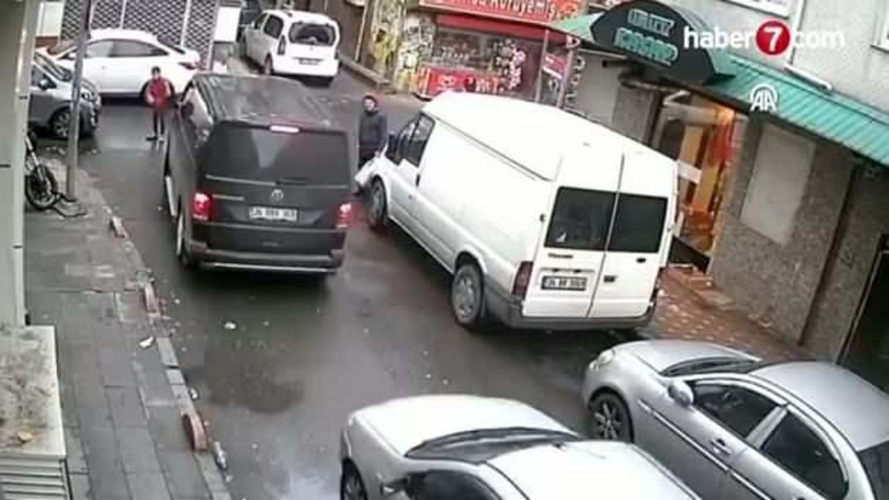 Bayrampaşa'da bir çocuğun ambulansa yol açmak için trafiği yönlendirmesi kamerada