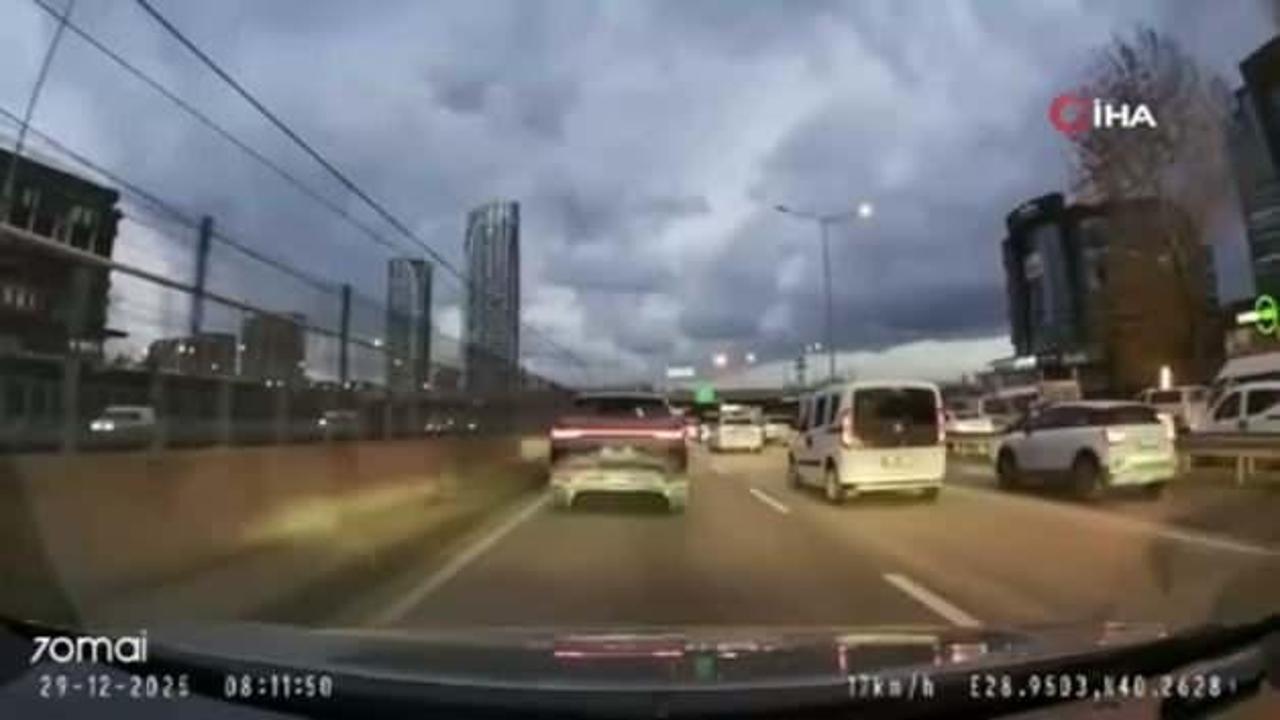 Bursa'da motosikletliye çarptı, aracının derdine düştü