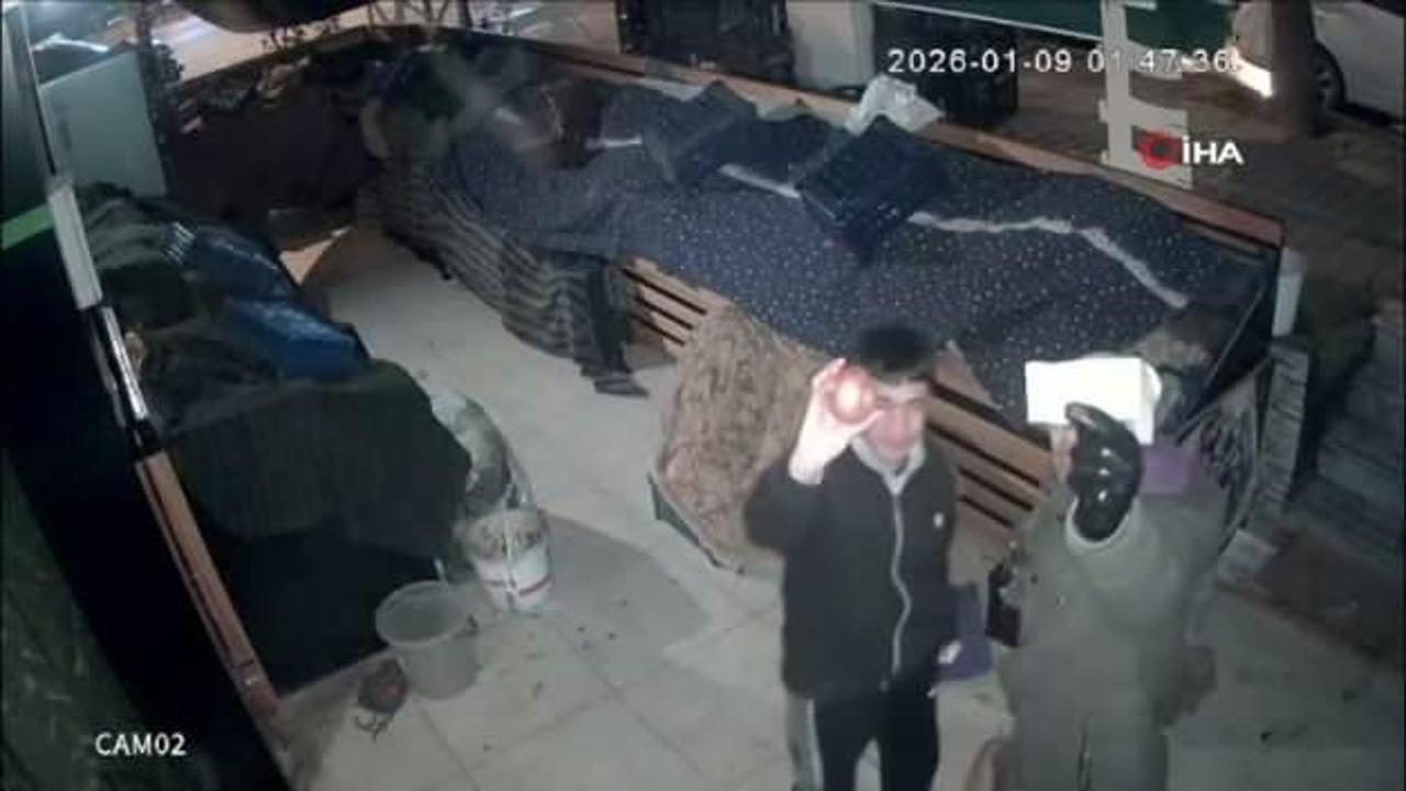 Gaziantep'te gençlerden duygulandıran örnek davranış: Soğan aldılar, parasını kameraya gösterip bıraktılar