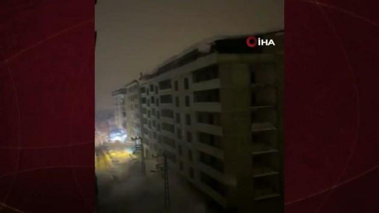 Hakkari'de tonlarca ağırlıktaki kar kütlesi elektr…