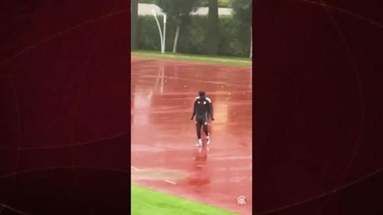 Beşiktaş'ın yıldızı Tammy Abraham'ın antrenman sahasına gelişi izleyenleri güldürdü