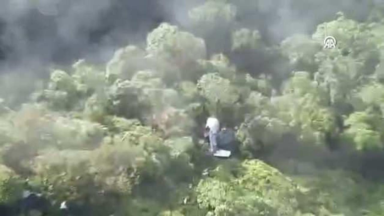 Endonezya, 11 kişiyi taşıyan kayıp uçağın enkazını bulunduğu anlar ortaya çıktı