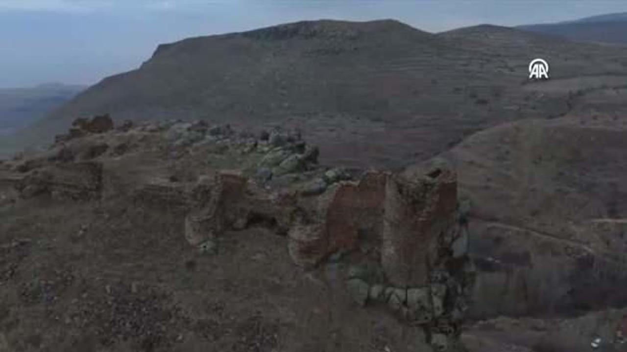 Kaya kütlesi üzerine kurulu 1000 yıllık Murtaza Kalesi zamana direniyor