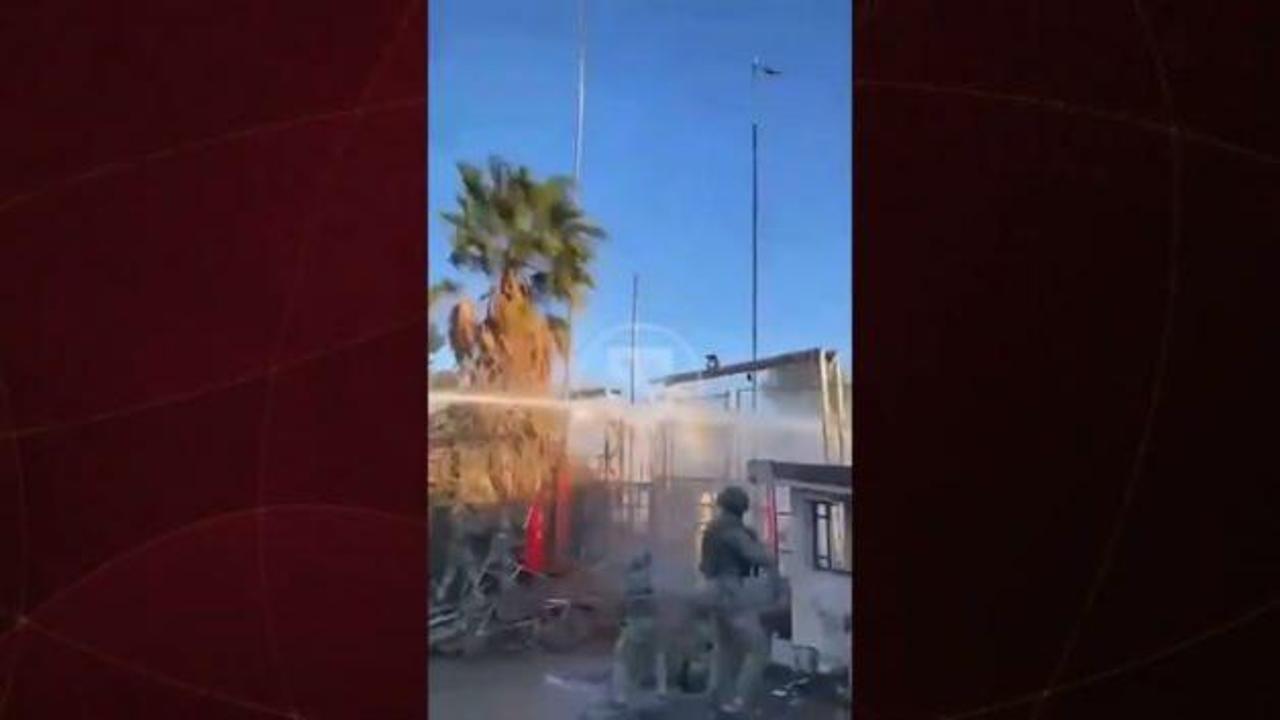 Mardin Nusaybin–Kamışlı sınır kapısında komandolar Türk bayrağını tekrar göndere çektiği anlar.