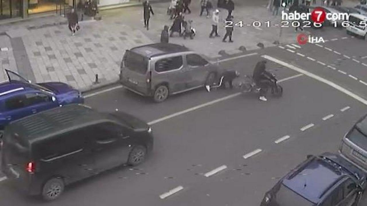 Arnavutköy’de ön kaldıran motosikletli park halindeki arabaya çarptı