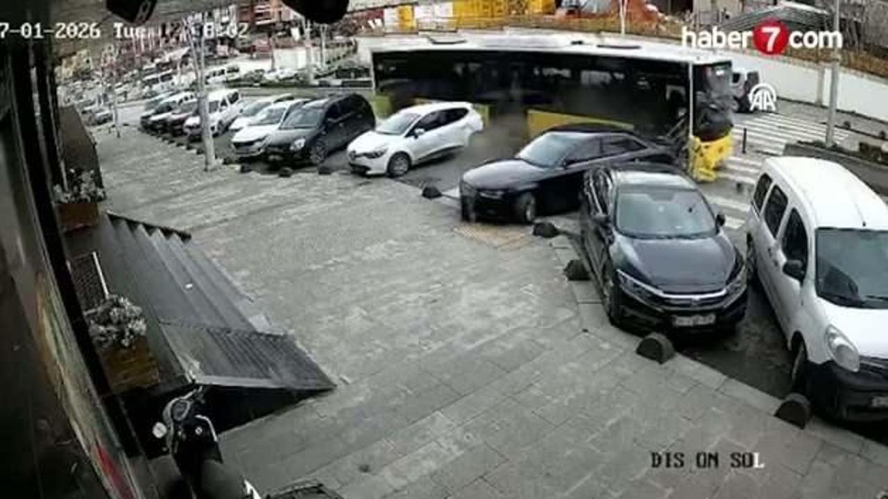 Esenler’de İETT otobüsü park halindeki 2 otomobile çarptı