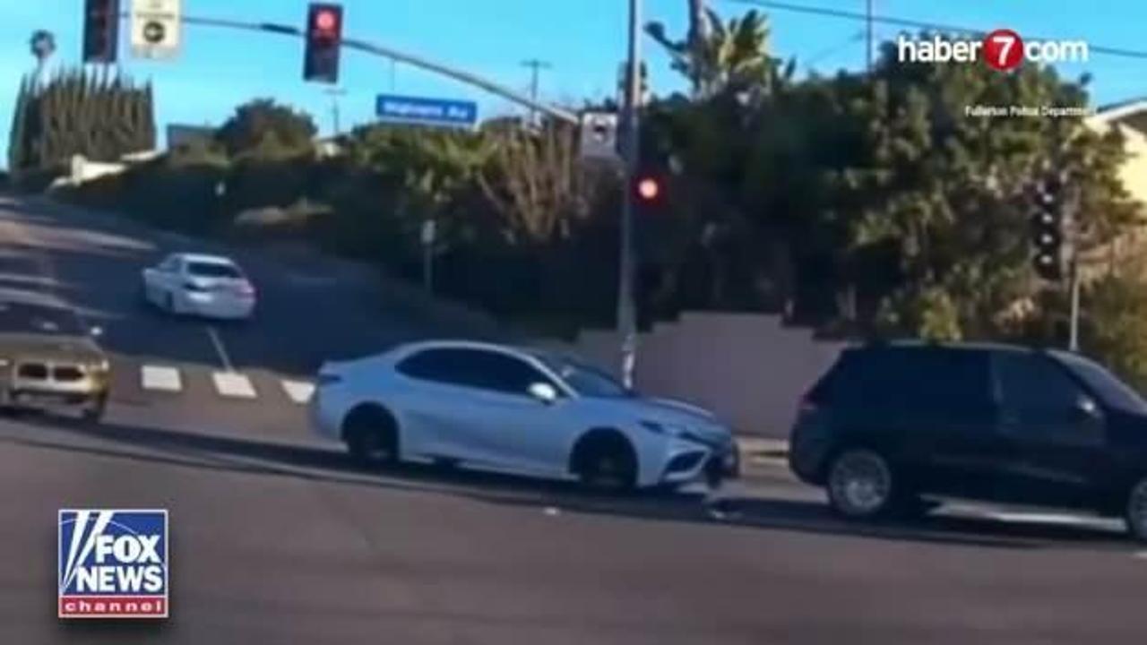 Hareket halindeki araçtan yola düşen çocuk yürekleri ağza getirdi!