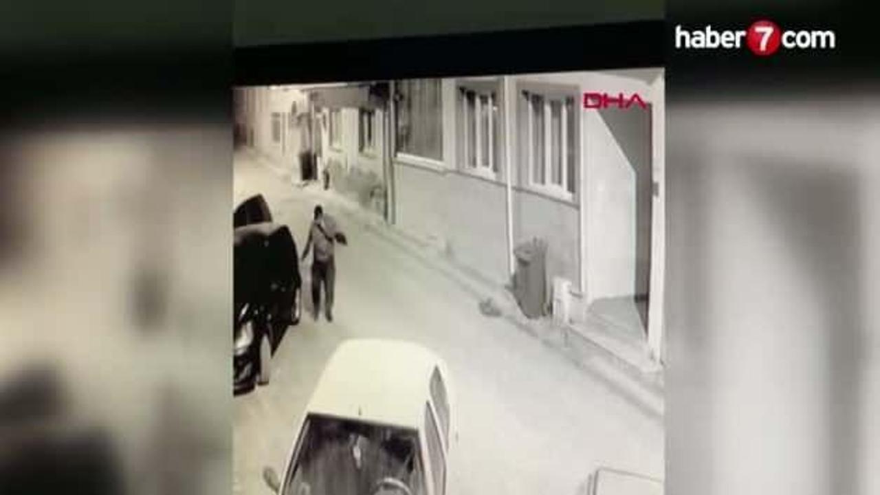 Bursa’da elindeki kesici aletle 5 araca zarar veren şahıs kamerada