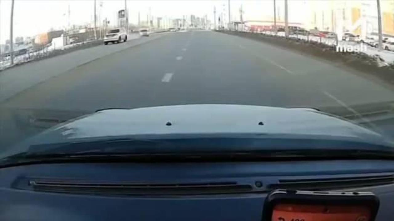 Rusya'da feci kaza: Sürücü açılan kapıdan yola savruldu