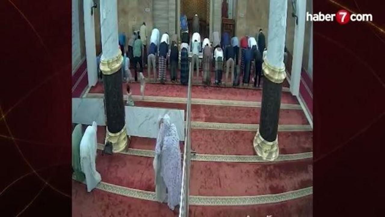 Endonezya'da camide korku dolu anlar: Panel çocuğun üzerine devrildi