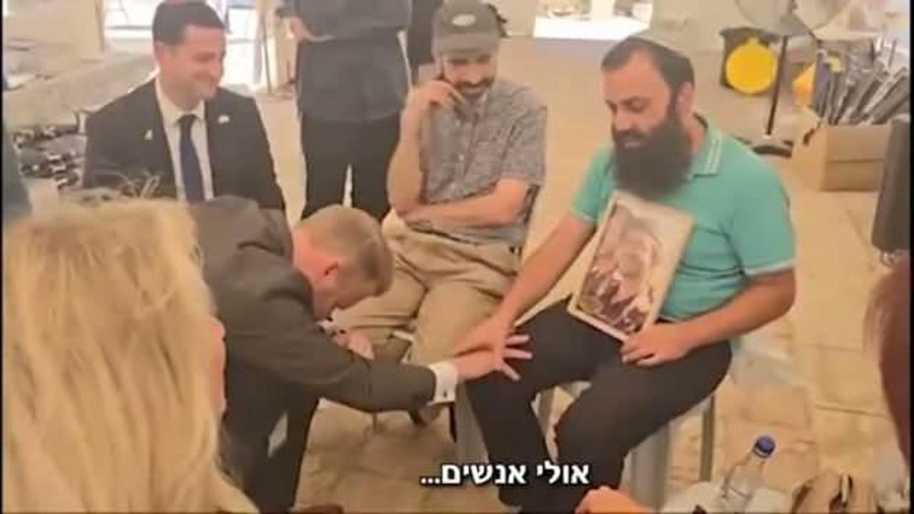 İsveçli vekilden tarihe geçecek skandal: İsrailli adamın önünde diz çöküp ağladı