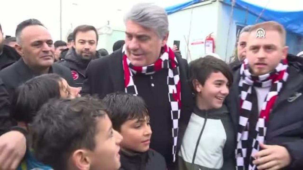 Serdal Adalı ile minik taraftar arasında gülümseten konuşma