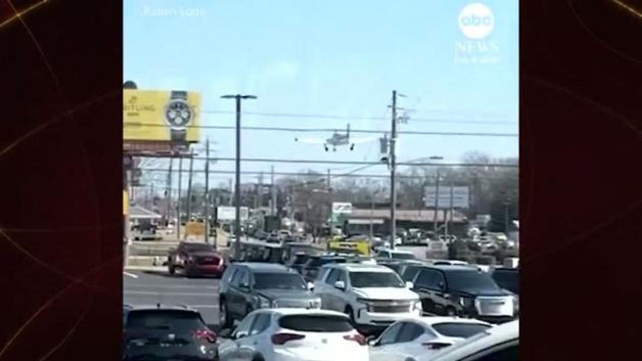 ABD'de küçük uçak otobana iniş yaptı! İşte faciasnın eşiğinden dönüldüğü o anlar