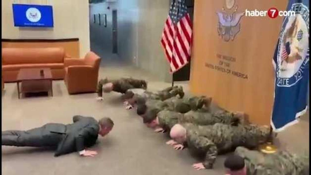 Amerikan elçisi Mike Waltz, askerlerle şınav çekti