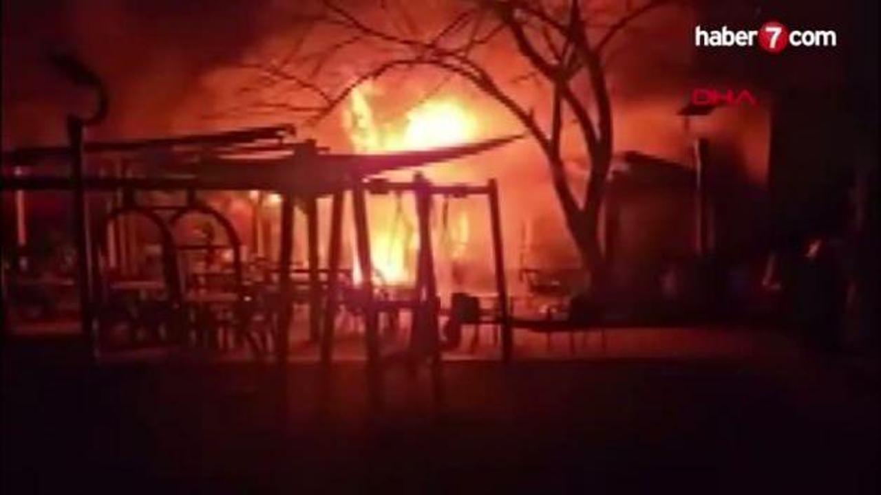 Avcılar'da kafede korkutan yangın: Kızgın yağa su dökünce alev aldı