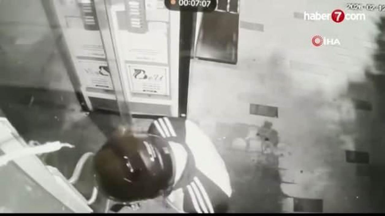 Bakırköy'de iş merkezi kapısına el bombası bantlayıp kaçtılar