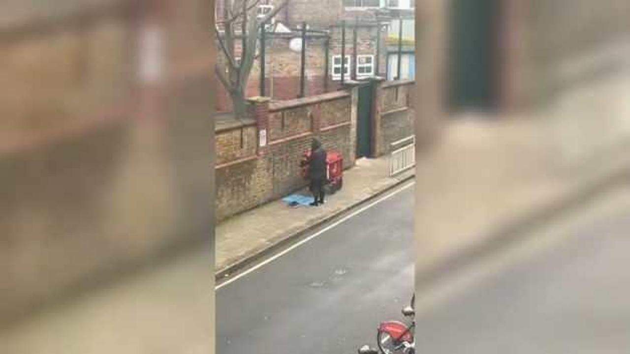 İngiltere bu görüntüleri konuşuyor! Sokakta namaz kılan postacıya hayran kaldılar