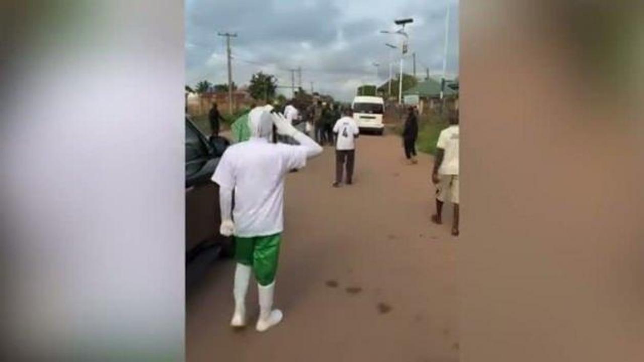 Ndidi trafik kazasında hayatını kaybeden babasını son yolculuğuna uğurladı