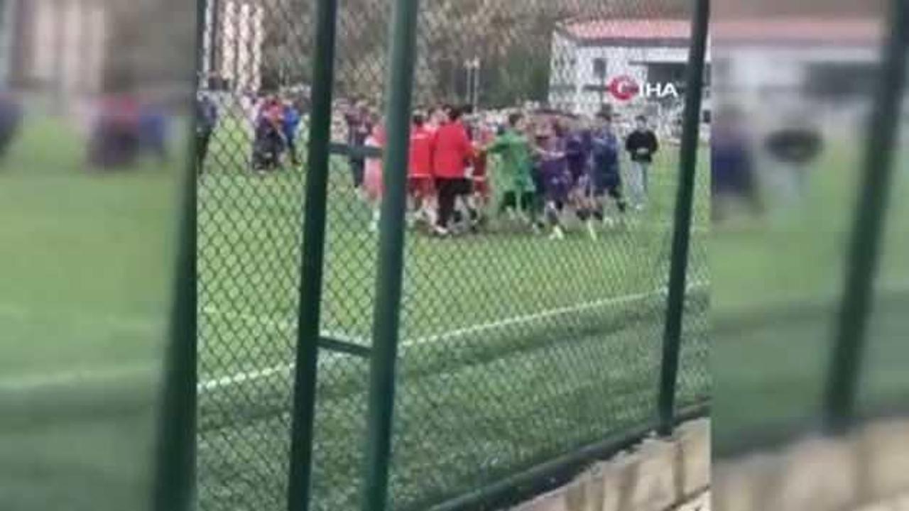 Amatör maç ringe döndü! Saha bir anda karıştı: Kavgaya seyirciler de dahil oldu