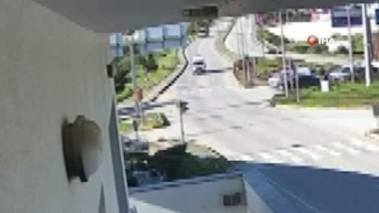 Bodrum'da cipe çarpmamak için manevra yapan ambula…