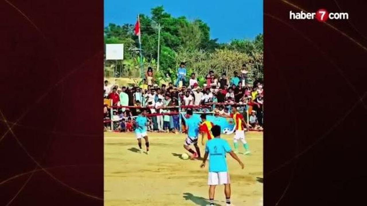 Mesut Özil Arakanlı çocuklarla sahaya indi