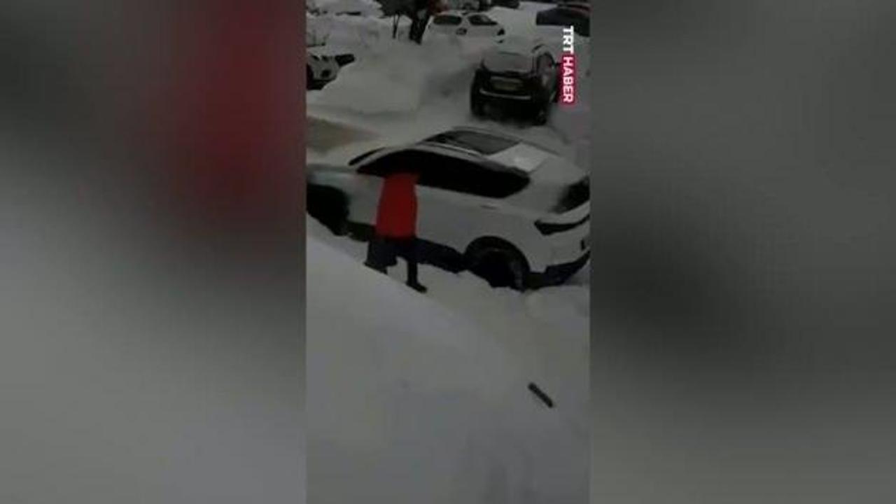 Rusya'da bir kadının üzerine dev kar kütlesi düştü