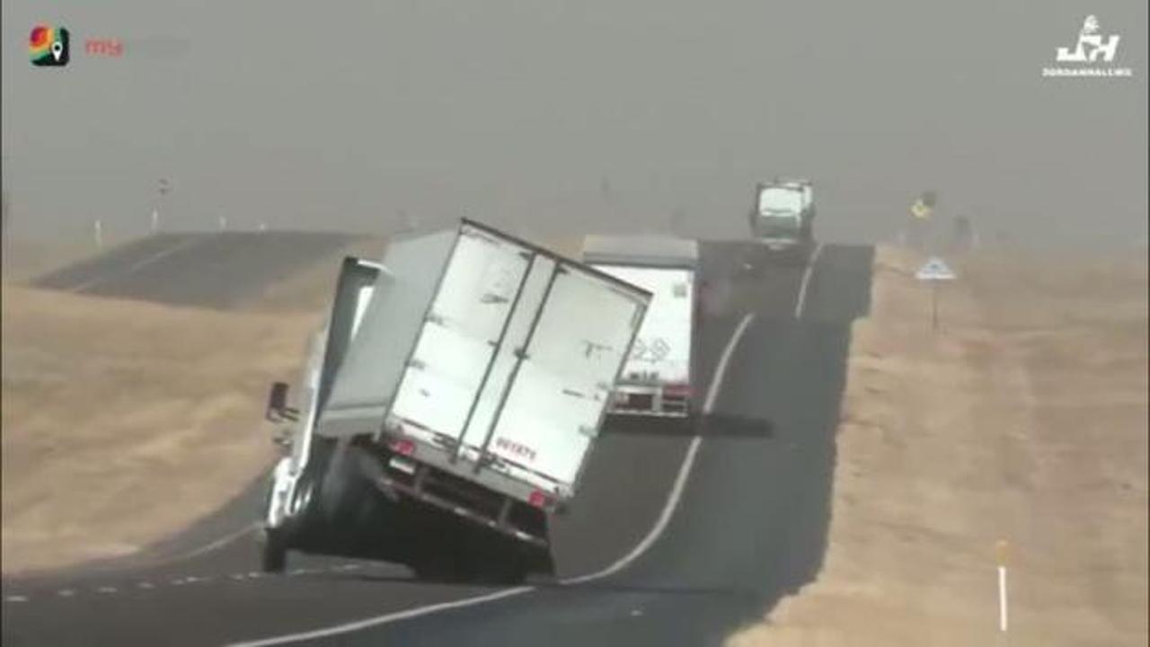 Teksas'ta şiddetli fırtına devasa tırı devirdi