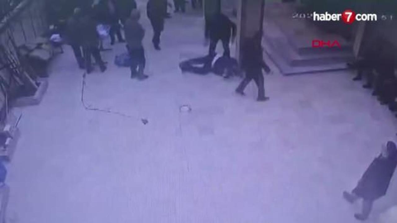 Sultangazi'de çıkış anları! Dayısına doğru kaldırım taşıyla hücum etti