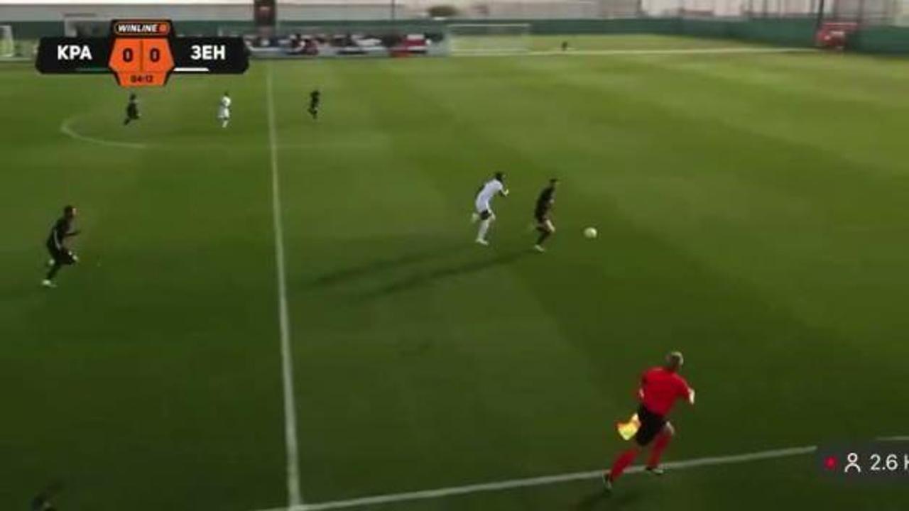 'Jhon Duran futbolu kafada bitirmiş': İlk maçında rakip stoperle güreşti