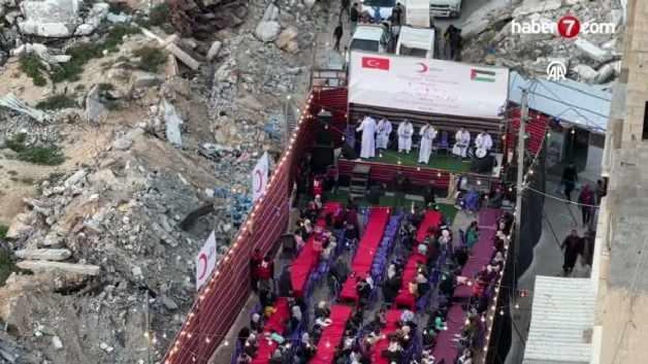 Türk Kızılay, Gazze’de yerinden edilen Filistinlilere iftar programı düzenledi