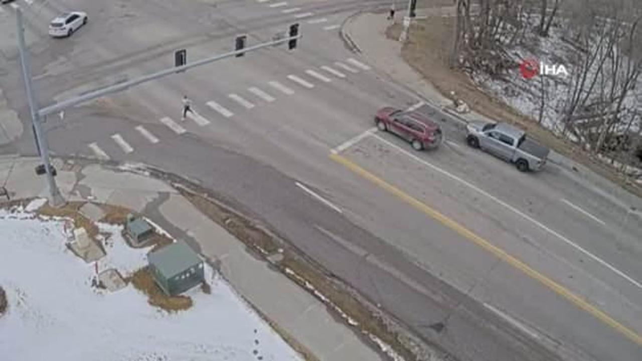 ABD'de iki araç, yolun aniden çökmesiyle çukura düştü