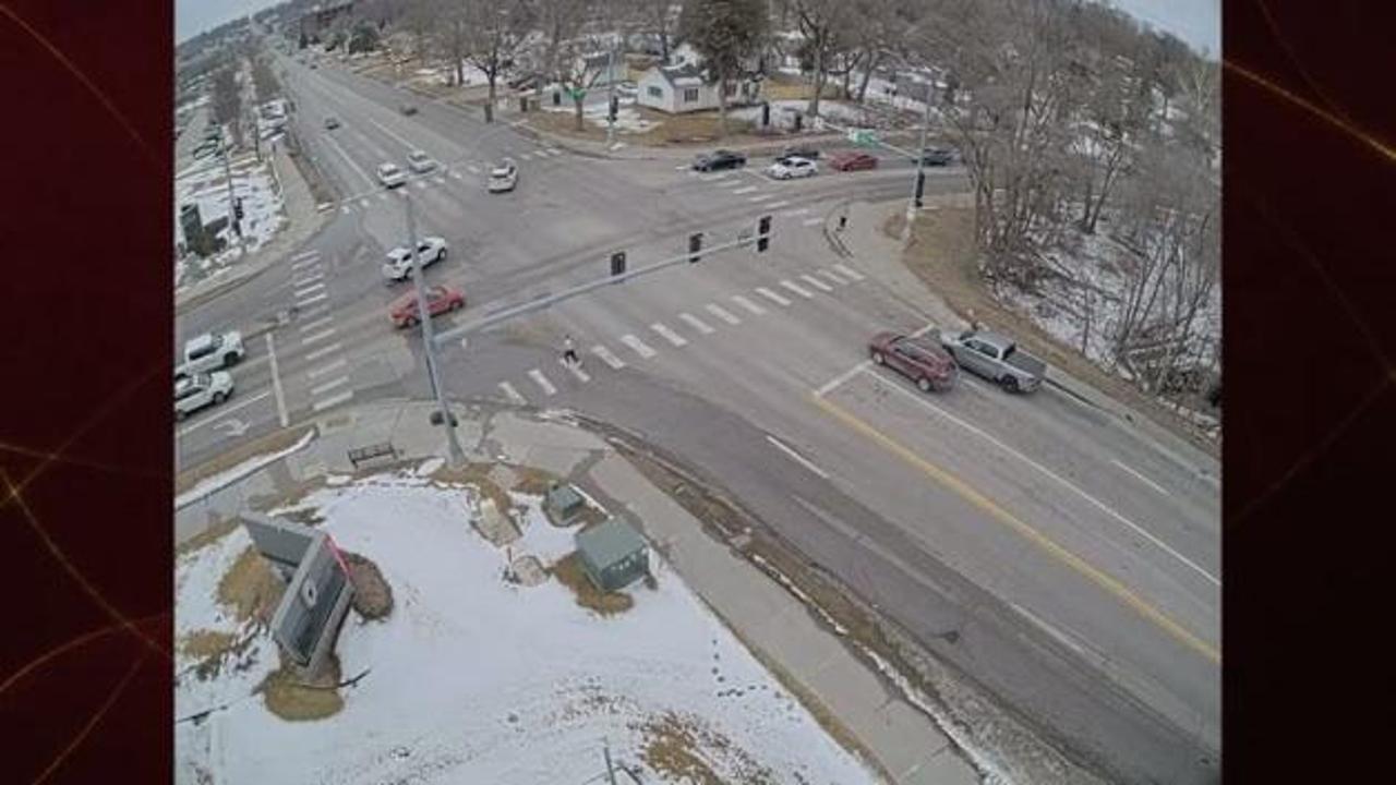 ABD'de kırmızı ışıkta bekleyen iki araç yolda oluşan obruğa düştü