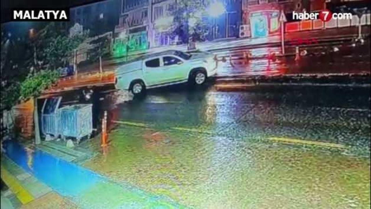 Biri kaldırımı yol sandı, öteki refüjü aşarak karşı şeride geçti