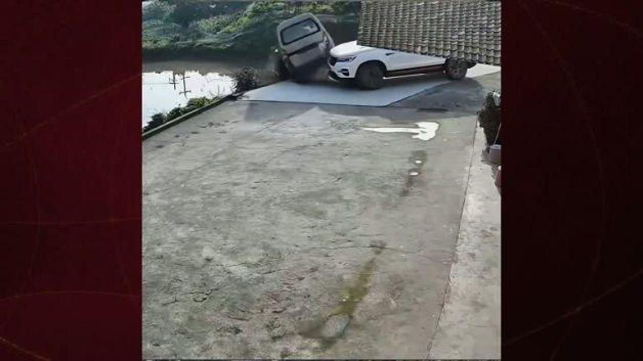 Çin'de aracını park etmek isteyen sürücü çarptığı araçla birlikte suya uçtu