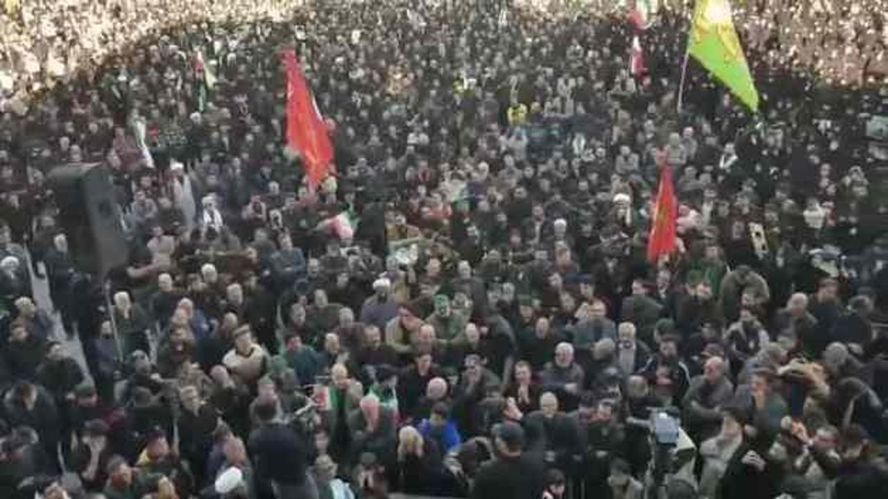 İran'da Hamaney'in ölümü sonrası halk yas tutmak i…