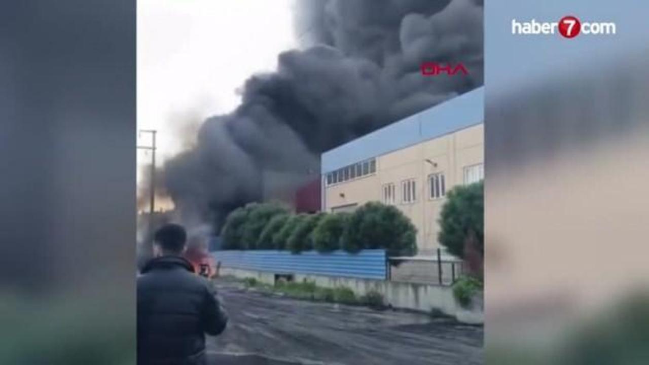 İzmir'de geri dönüşüm fabrikasında yangın: Gökyüzü dumanla kaplandı