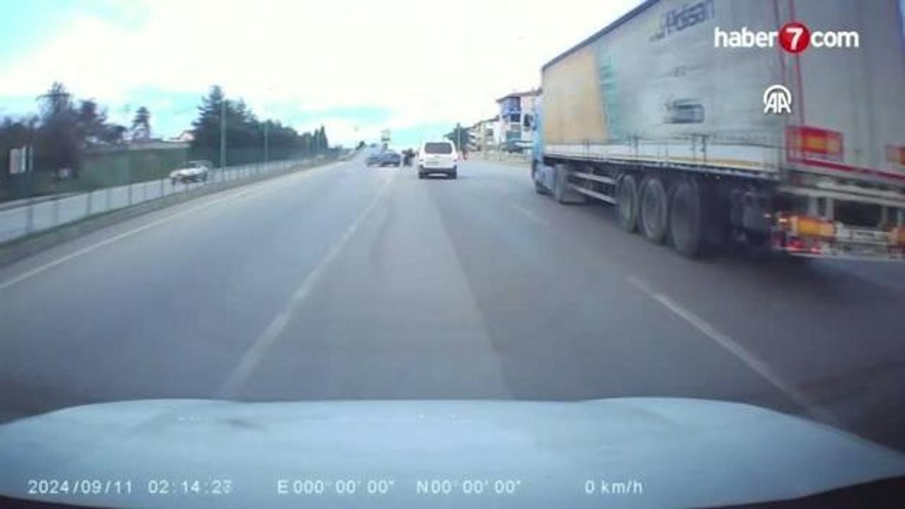 Otomobilin bariyere çarptığı kaza anı kamerada