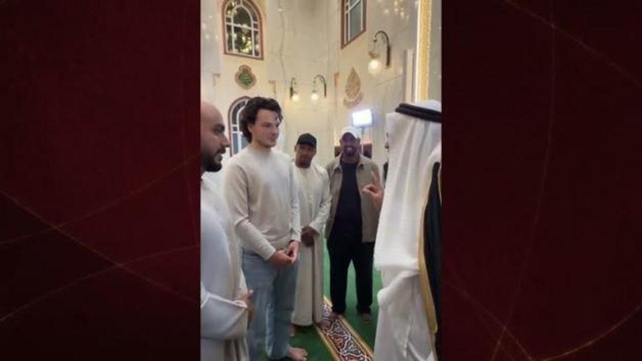 Ramazan ayının maneviyatından etkilenen İtalyan genç Müslüman oldu