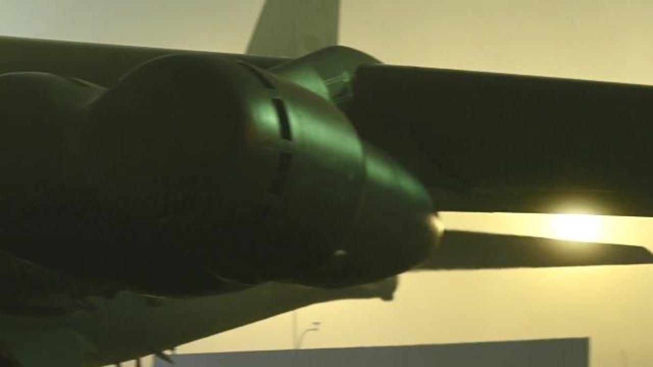 ABD'den B-52 bombardıman uçağı paylaşımı: Onları yere düşmüşken yumrukluyoruz