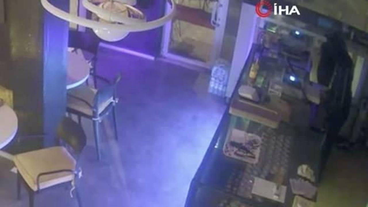 Hırsızlığın da böylesi' Hem paraları çaldı hem de ısındı, yemek yedi ve televizyon izledi...