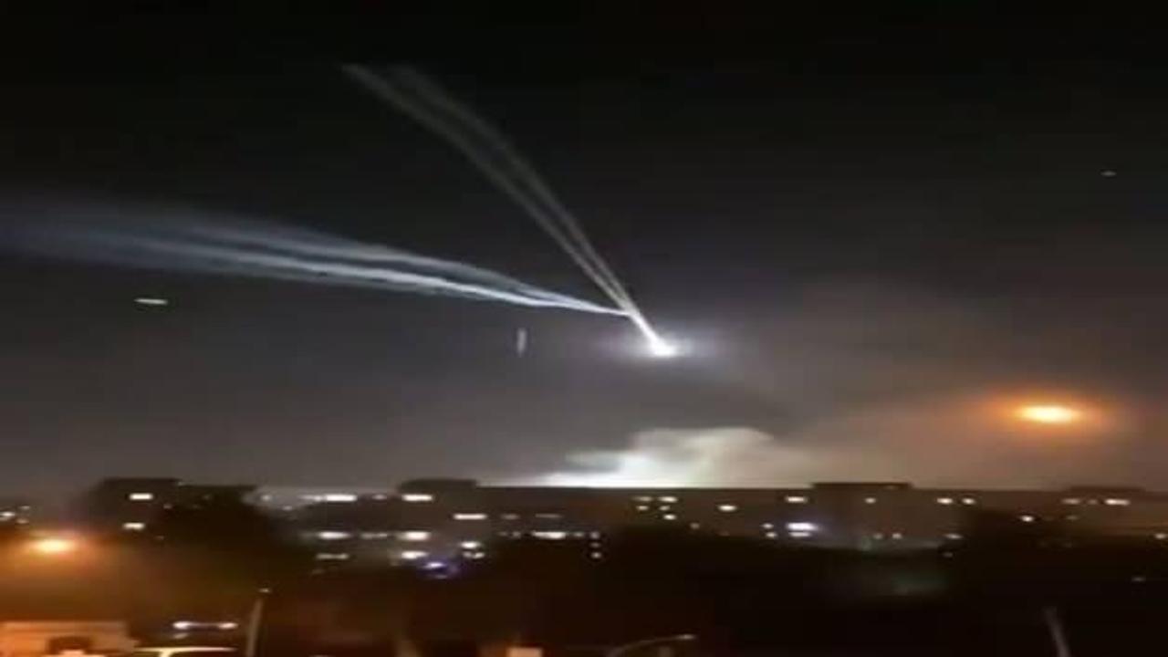 İran hipersonik füzeyle vurdu! İsrail'deki büyük patlama kamerada!