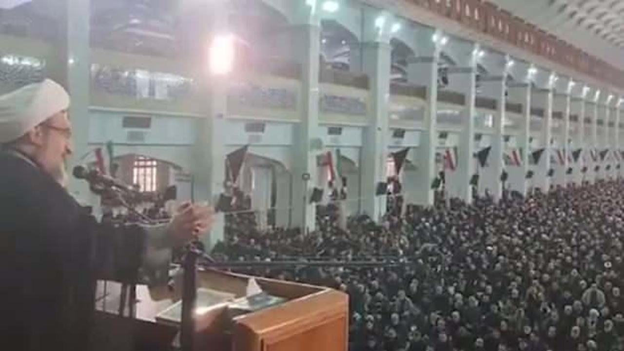 Tebriz'de binlerce kişinin katılımıyla cuma namazı kılındı