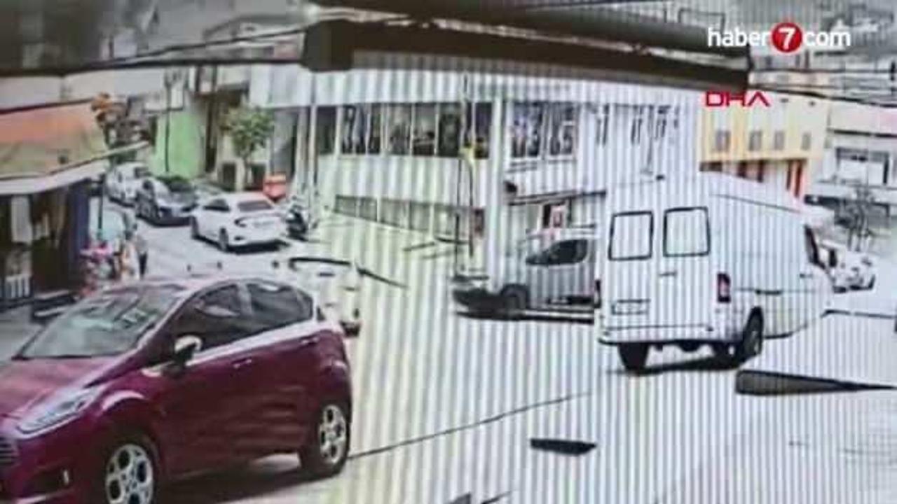 Trafikte ‘yol verme’ tartışması: Hafif ticari araç otomobile çarptı