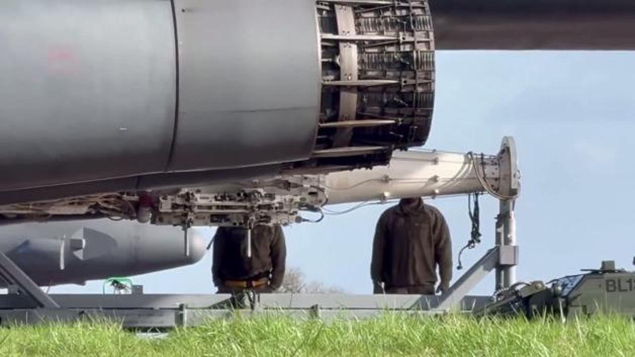 Amerikan B-1 bombardıman uçaklarına devasa mühimmatlar yüklenirken görüntülendi